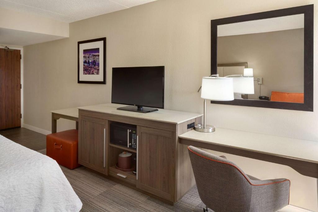 TV a/nebo společenská místnost v ubytování Hampton Inn Philadelphia/Mt. Laurel