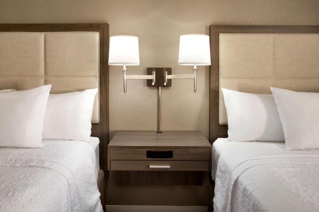 Postel nebo postele na pokoji v ubytování Hampton Inn Philadelphia/Mt. Laurel