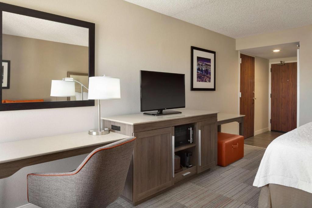 TV a/nebo společenská místnost v ubytování Hampton Inn Philadelphia/Mt. Laurel