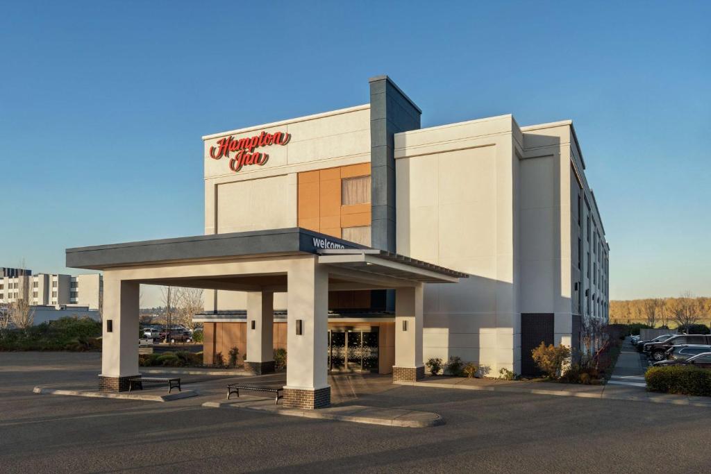 uma vista frontal de um centro comercial em Hampton Inn Portland Airport em Portland