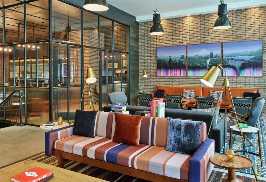 Canopy by Hilton Portland Pearl District的休息区