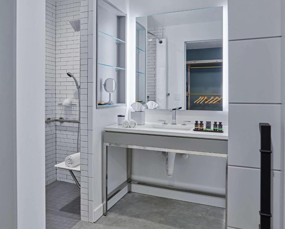 Canopy by Hilton Portland Pearl District的一间浴室