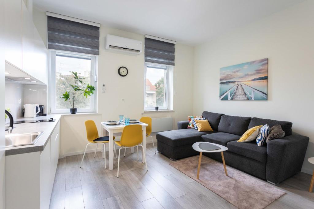 un soggiorno con divano e tavolo di Bright and Modern apartments in City Center a Zagabria