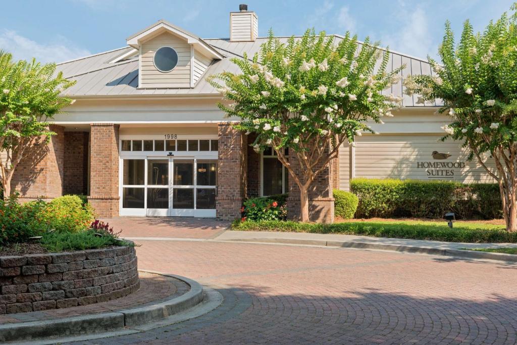 un gran edificio blanco con árboles delante de él en Homewood Suites by Hilton Charleston - Mount Pleasant, en Charleston