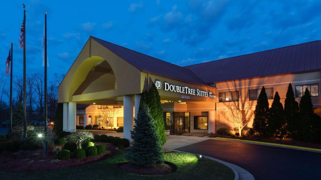 uma representação do edifício Dunder Mifflin em DoubleTree Suites by Hilton Hotel Cincinnati - Blue Ash em Sharonville