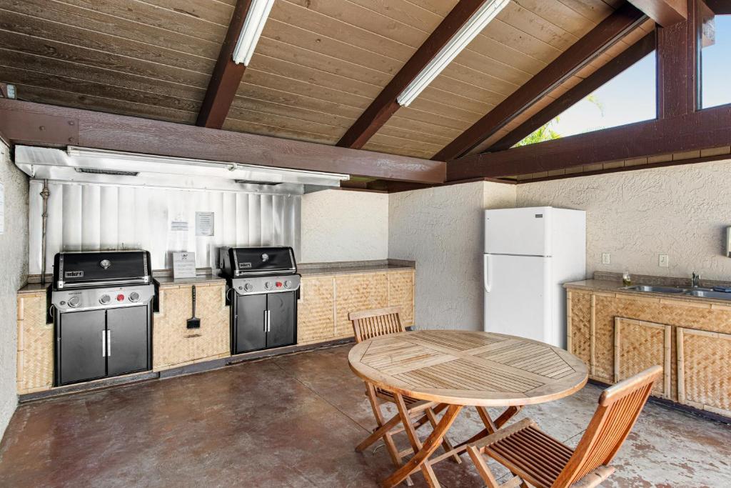 Kuchyň nebo kuchyňský kout v ubytování Waikoloa Villas #H202