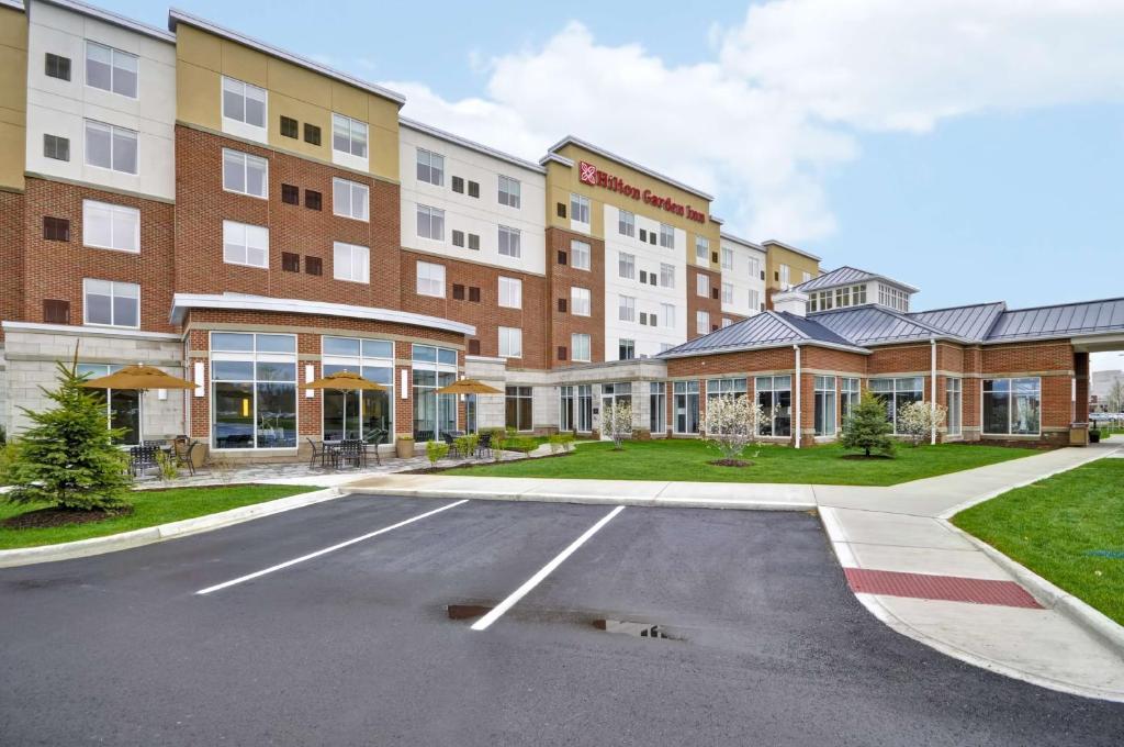 ein leerer Parkplatz vor einem Hotel in der Unterkunft Hilton Garden Inn Detroit Troy in Troy