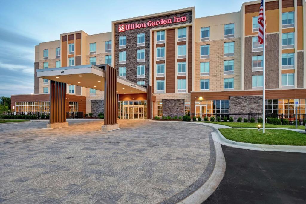 una representación de un hotel con un edificio en Hilton Garden Inn Lansing West, en Lansing