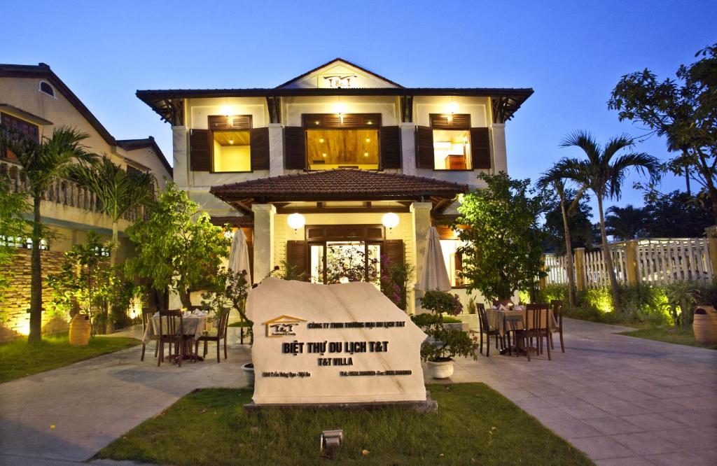 una casa con una caja de pizza delante de ella en Hoi An TNT Villa, en Hoi An