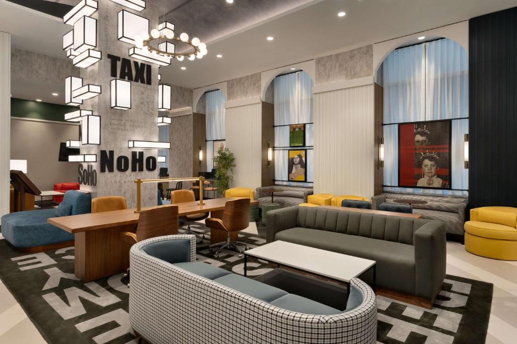 een lobby met een bank en tafels en stoelen bij DoubleTree by Hilton New York Downtown in New York