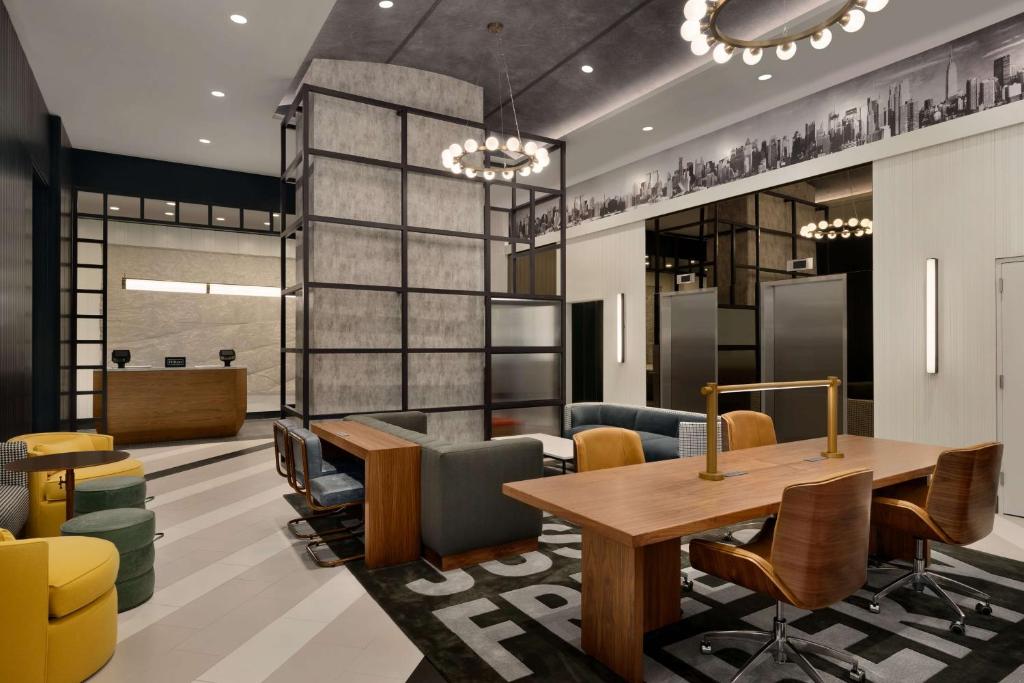 Posezení v ubytování DoubleTree by Hilton New York Downtown