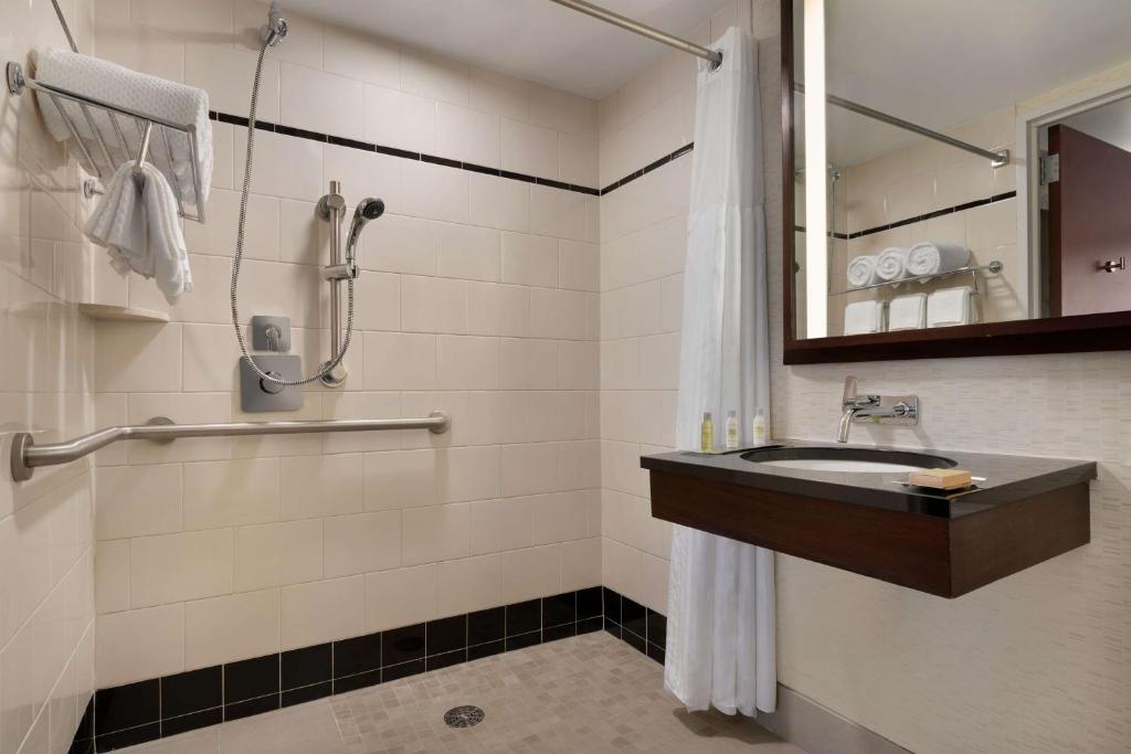 Koupelna v ubytování DoubleTree by Hilton New York Downtown