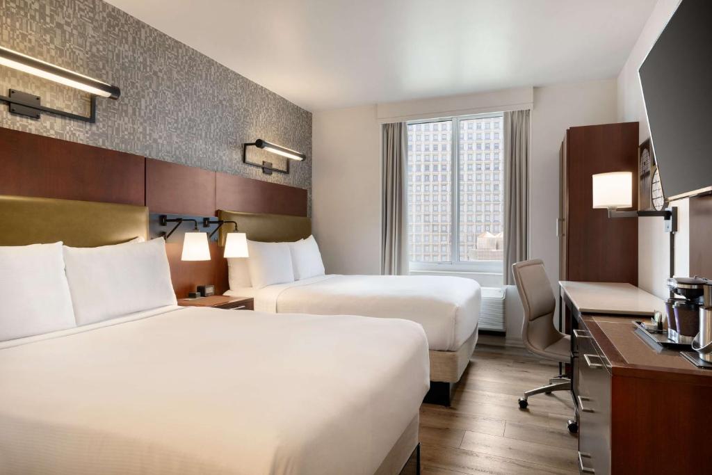 Postel nebo postele na pokoji v ubytování DoubleTree by Hilton New York Downtown
