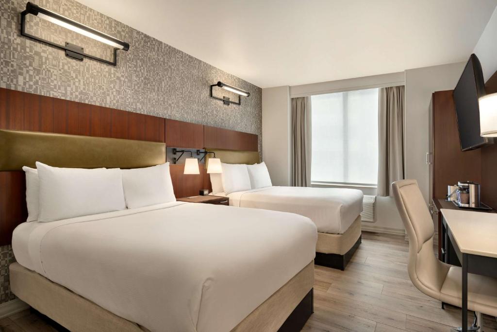 Postel nebo postele na pokoji v ubytování DoubleTree by Hilton New York Downtown