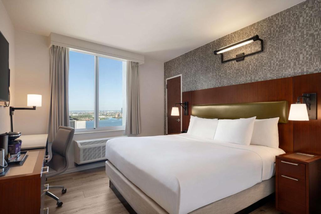 Postel nebo postele na pokoji v ubytování DoubleTree by Hilton New York Downtown
