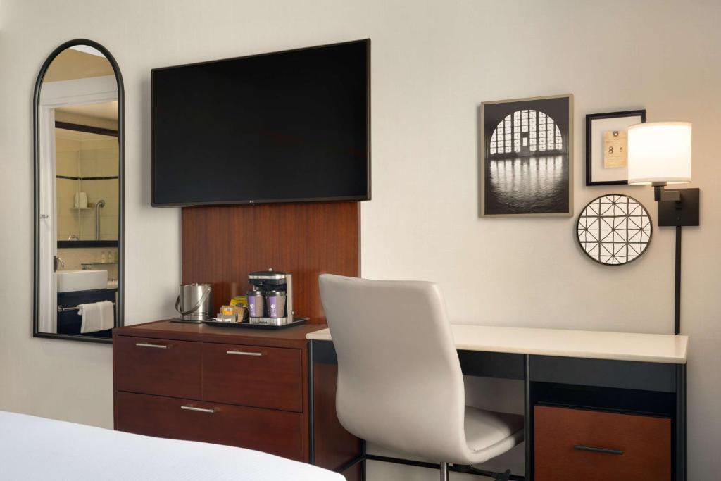 Postel nebo postele na pokoji v ubytování DoubleTree by Hilton New York Downtown