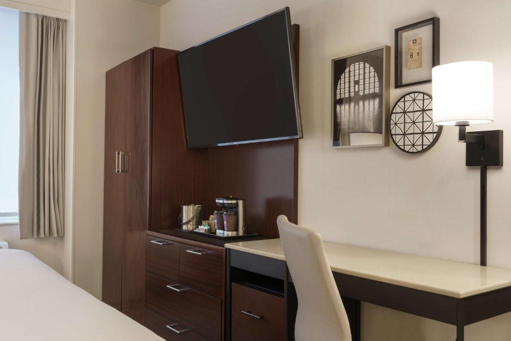 Kuchyň nebo kuchyňský kout v ubytování DoubleTree by Hilton New York Downtown