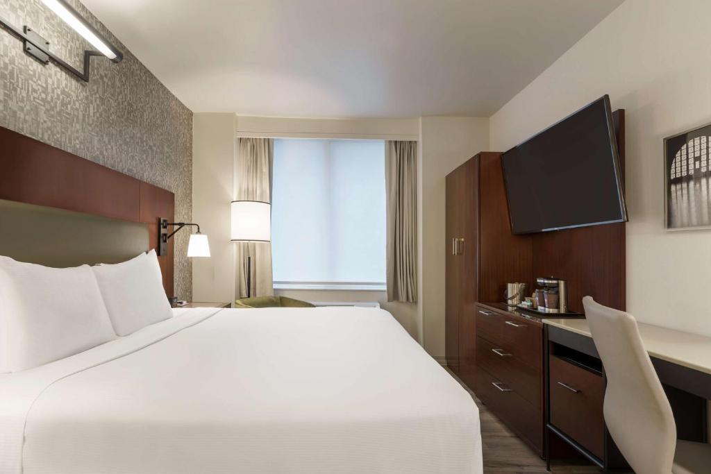 Postel nebo postele na pokoji v ubytování DoubleTree by Hilton New York Downtown