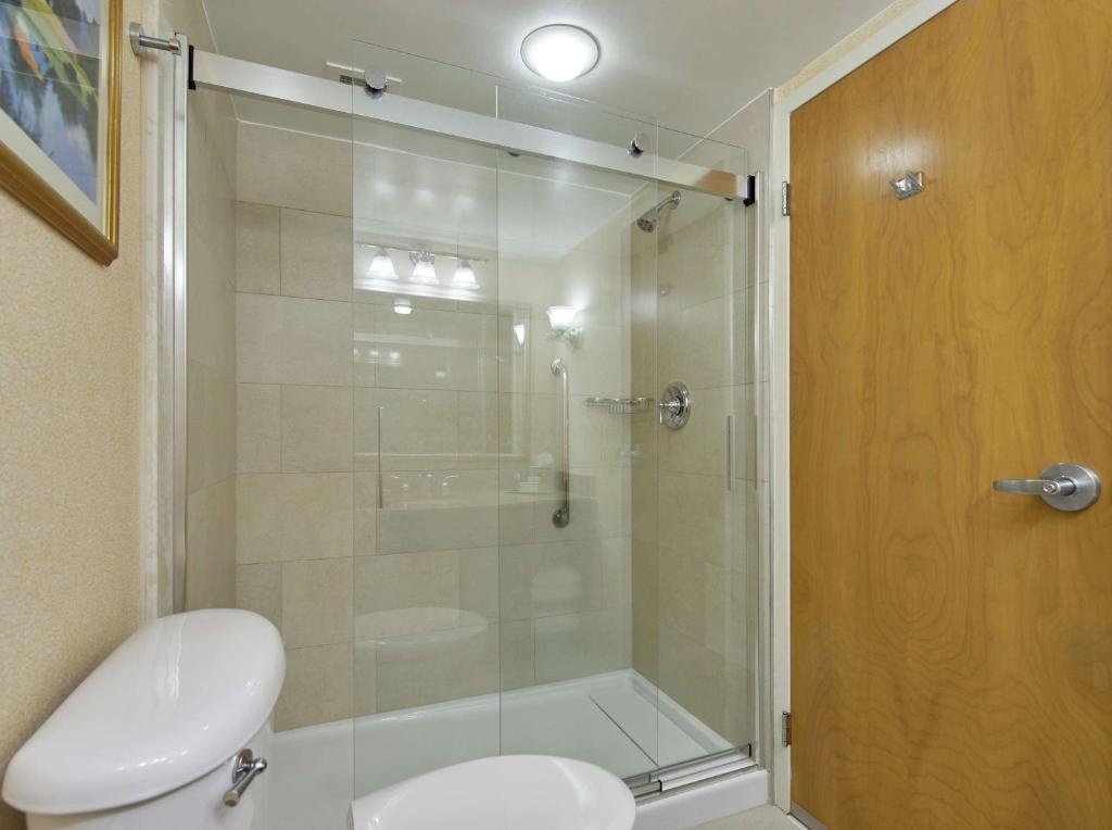 Hilton Raleigh North Hills - Queen Room With Roll-In Shower - Disability Access