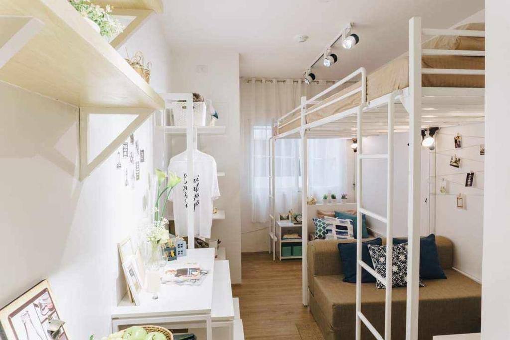Cette petite chambre comprend 2 lits superposés. dans l'établissement Balai Nami, à Pajak