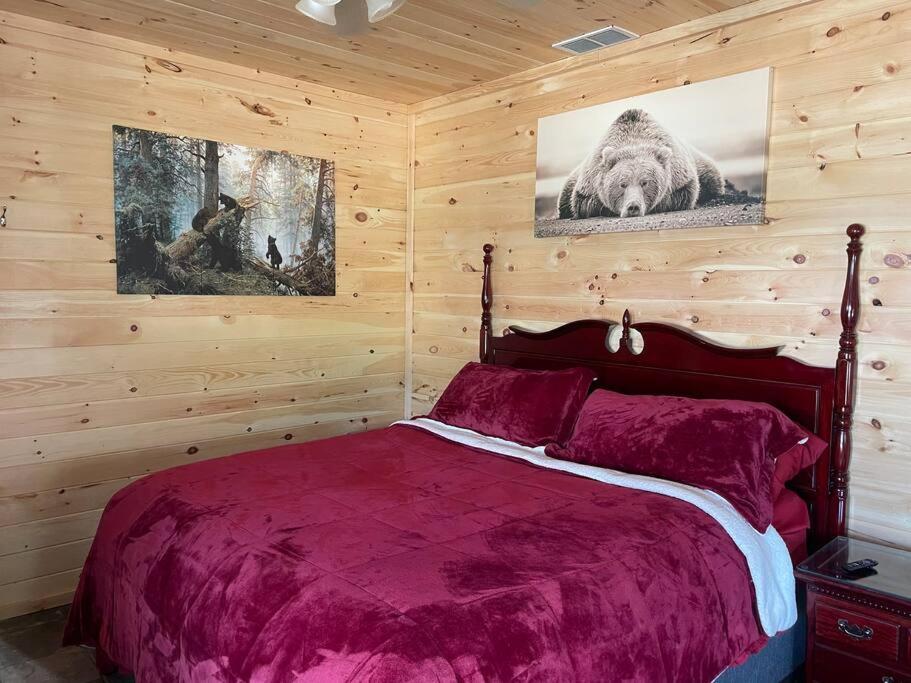 ein Schlafzimmer mit einem Bett in einem Blockhaus in der Unterkunft Crestview-Spectacular 3 bed 3 bath 5 min to slopes in Banner Elk