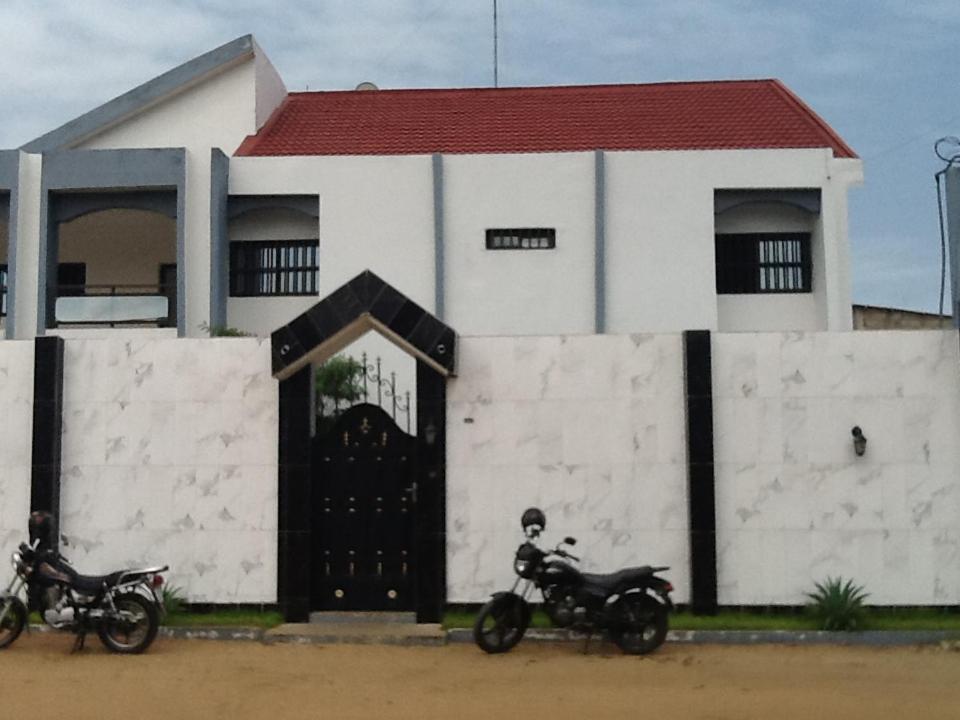 dos motocicletas estacionadas frente a un edificio en Villa meublée 4 chambres Agodekè, en Lomé