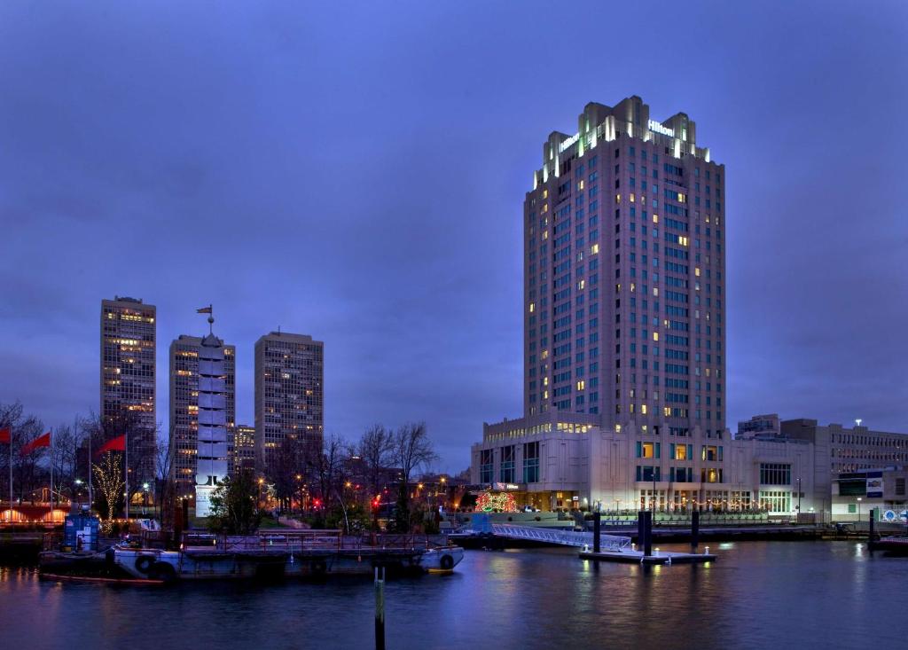un perfil urbano con edificios altos y un río en Hilton Philadelphia at Penn's Landing en Filadelfia