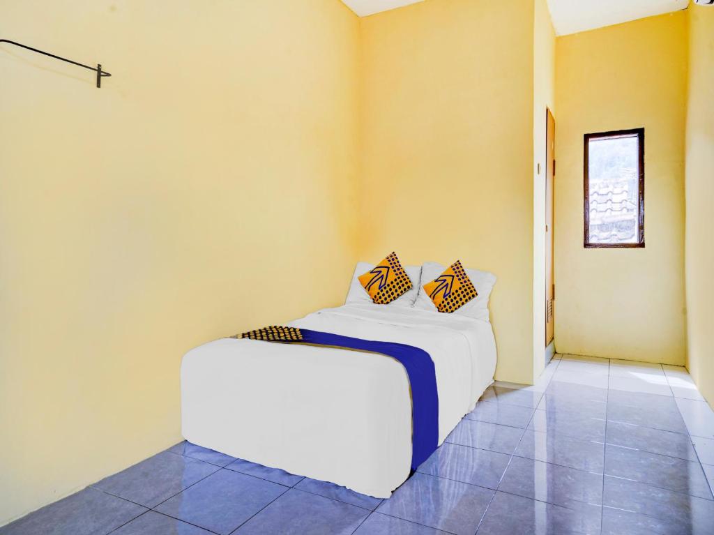 Cette chambre comprend un lit avec 2 oreillers. dans l'établissement OYO Life 90701 Kost Syariah Deris, à Sumedang