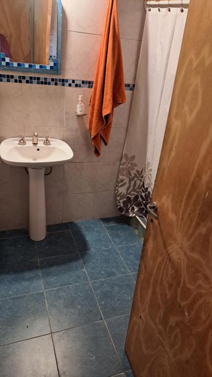 Simple y cálido departamento في مايبو: حمام مع حوض ودش وباب