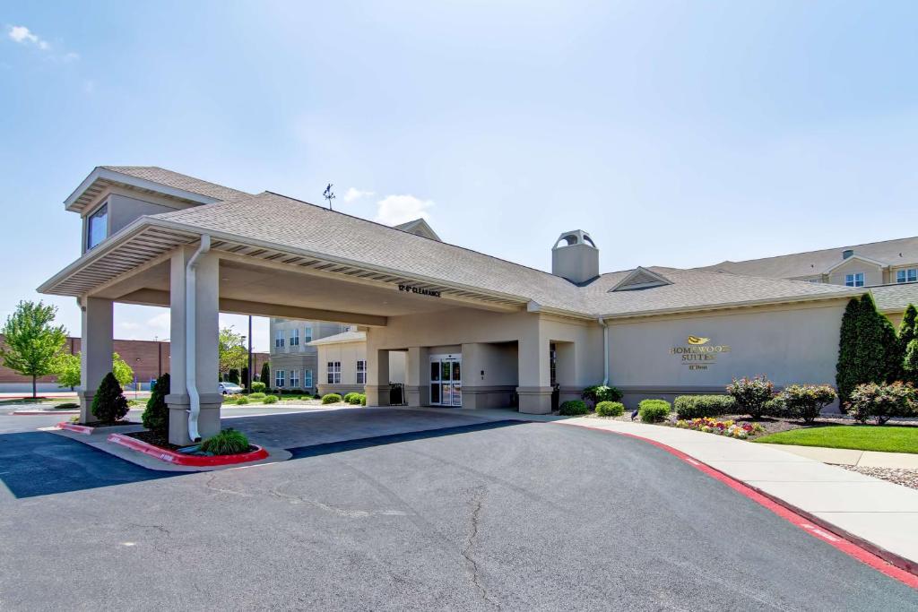 a front view of a building with a driveway at Homewood Suites by Hilton Bentonville-Rogers in Rogers