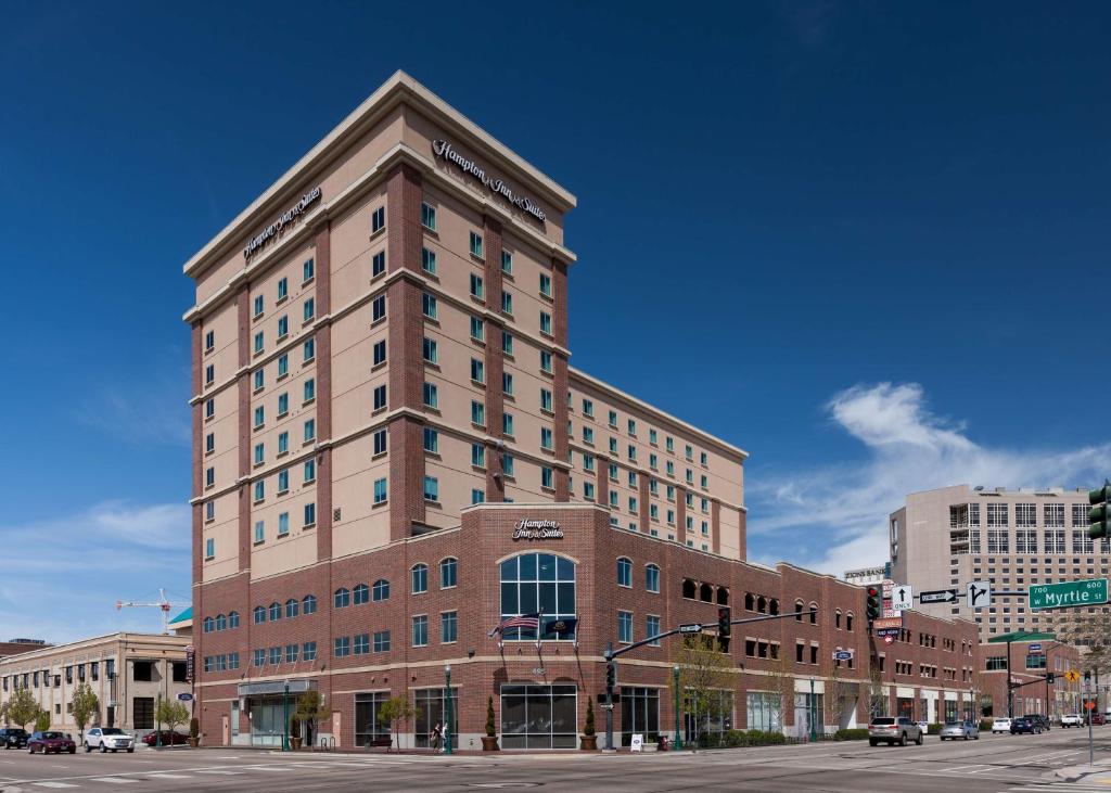 un edificio alto de ladrillo en una calle de la ciudad en Hampton Inn & Suites Boise-Downtown, en Boise