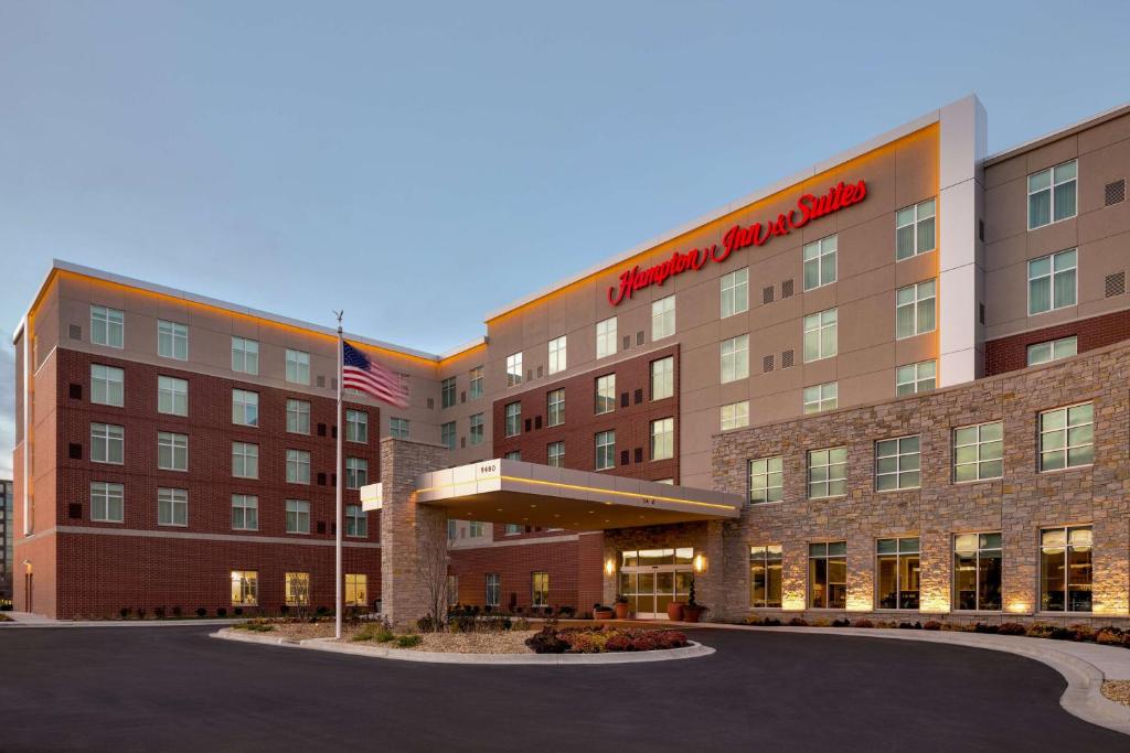 una vista exterior del hampton inn suites anchorage commons en Hampton Inn & Suites Rosemont Chicago O'Hare, en Rosemont