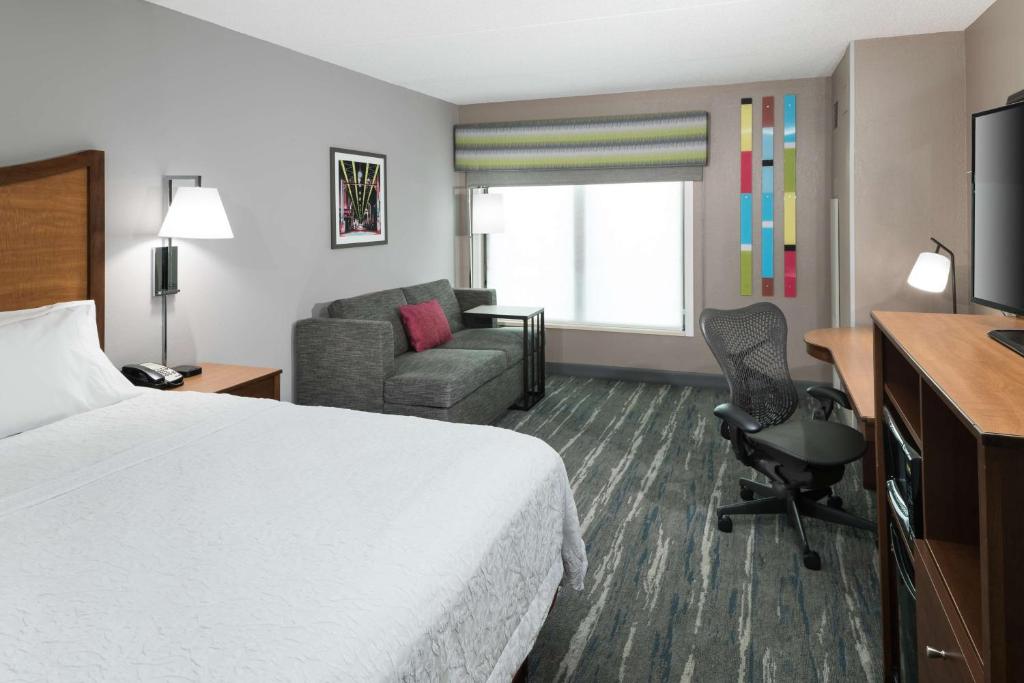 Hampton Inn & Suites Chicago North Shore - Executive King Room Met Bankbed - Niet -roken
