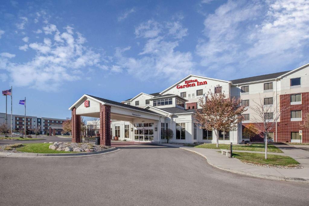 eine Darstellung der Vorderseite eines Hotels in der Unterkunft Hilton Garden Inn Fargo in Fargo