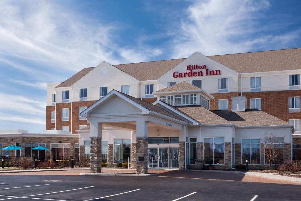 a hotel garden inn building with a parking lot at Hilton Garden Inn Cincinnati/Mason in Mason