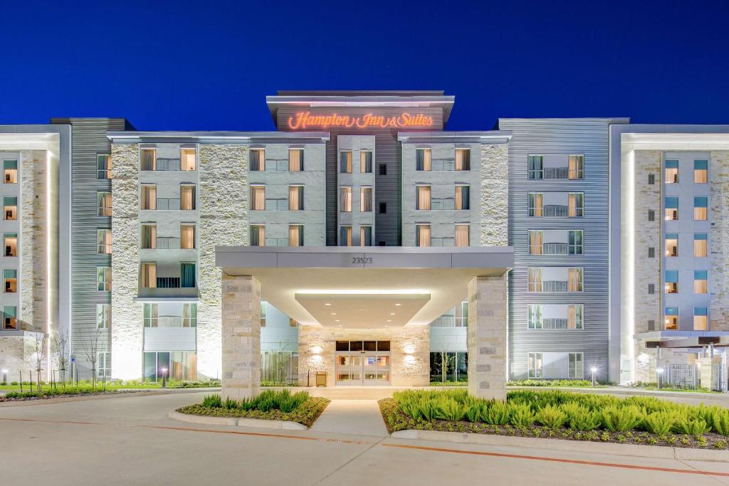 une représentation de l'avant d'un hôtel dans l'établissement Hampton Inn & Suites North Houston Spring, à Spring