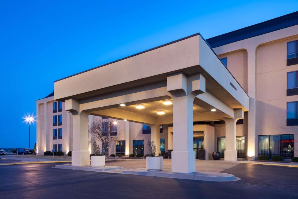 ein großes Bürogebäude mit einer beleuchteten Fassade in der Unterkunft Hampton Inn Kansas City Liberty in Liberty