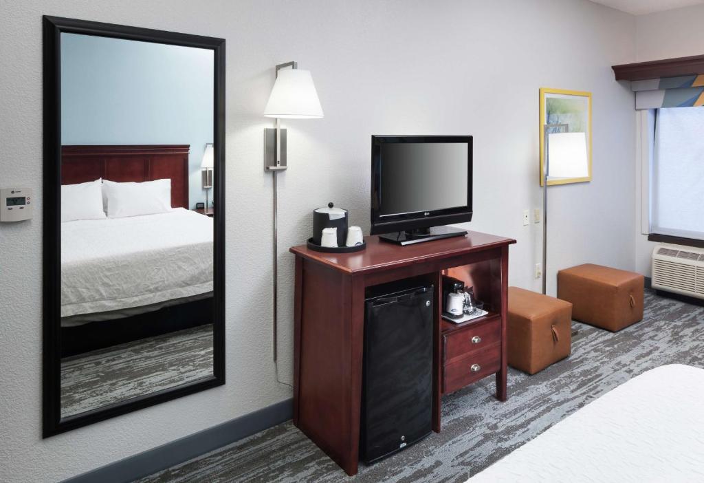 Hampton Inn Kansas City Liberty - King Room With Sofa Bed And Study - Non-Smoking
