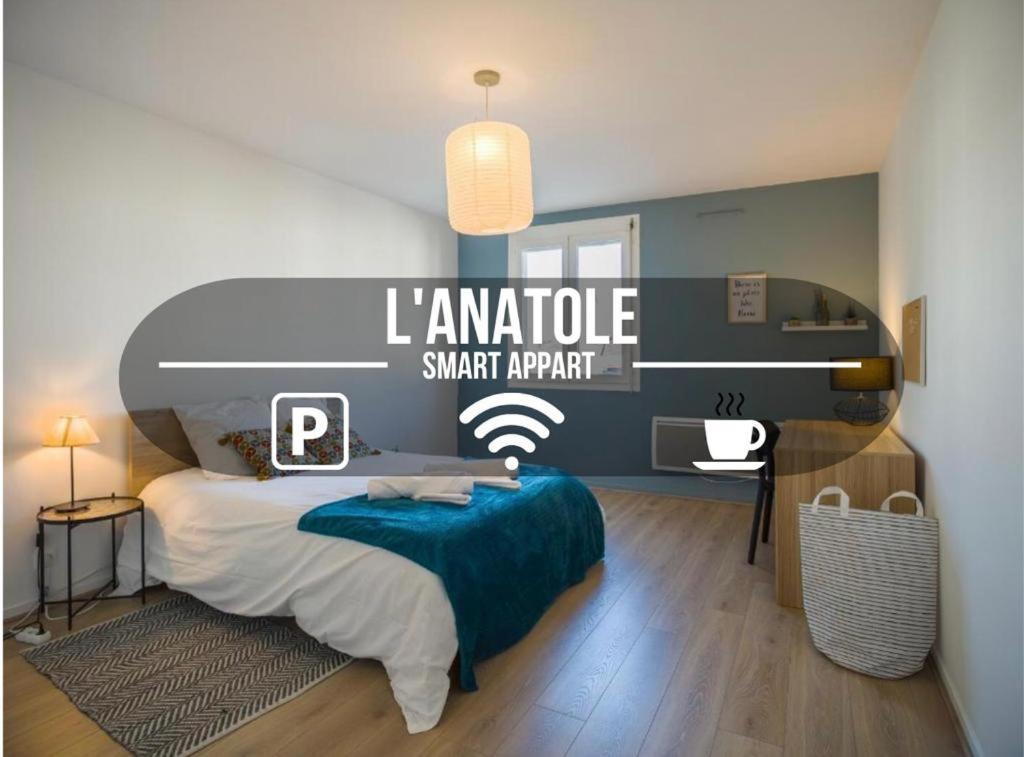 une chambre avec un lit avec un panneau sur le mur dans l'établissement L'Anatole - Wifi - Parking - Centre ville, à Troyes