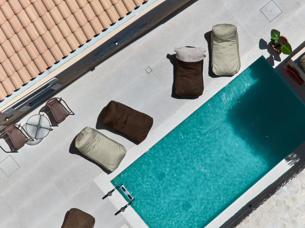 Bazén v ubytování Vin Dimora Suites nebo v jeho okolí