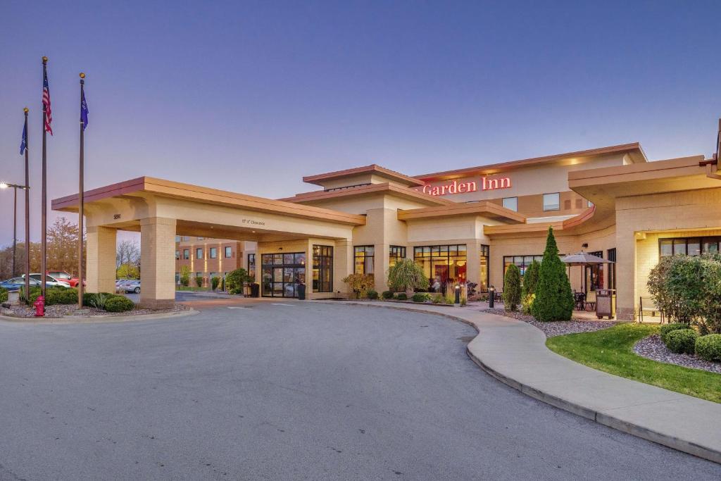 a hotel with a parking lot in front of it at Hilton Garden Inn Milwaukee Airport in Milwaukee