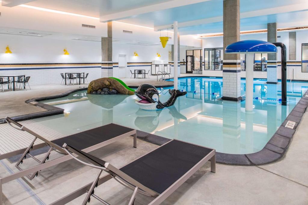 una grande piscina con sedie e tavolo di Hampton Inn And Suites By Hilton Portland-Pearl District a Portland
