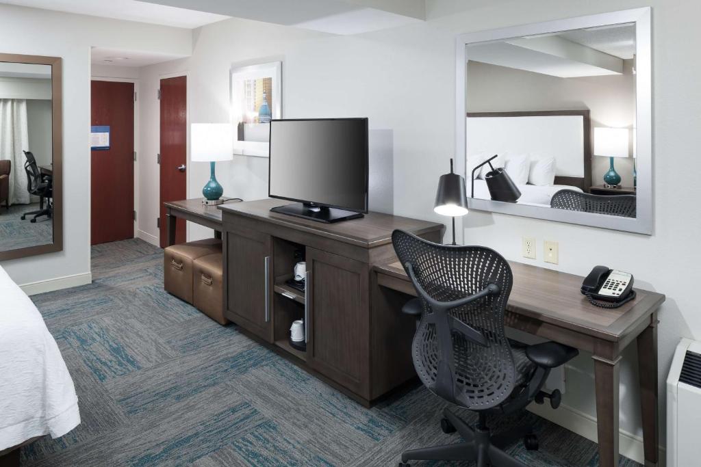 Hampton Inn St Louis- at the Arch photo