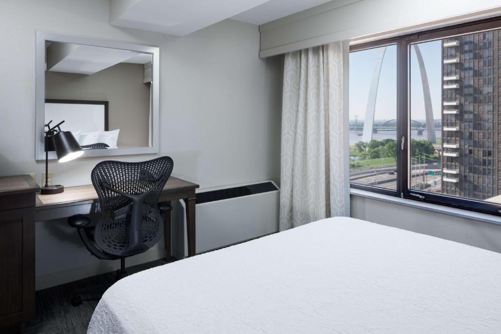Hampton Inn St Louis- at the Arch photo