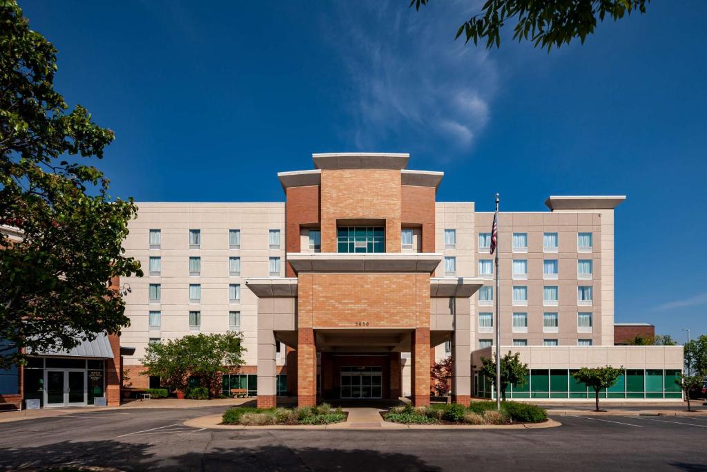 ein großes weißes Gebäude mit einem Ziegelstein in der Unterkunft Hampton Inn & Suites St. Louis at Forest Park in Saint Louis