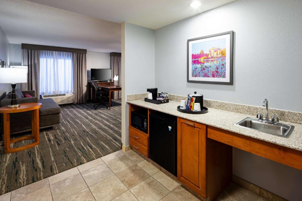 Hampton Inn & Suites St. Louis at Forest Park - 