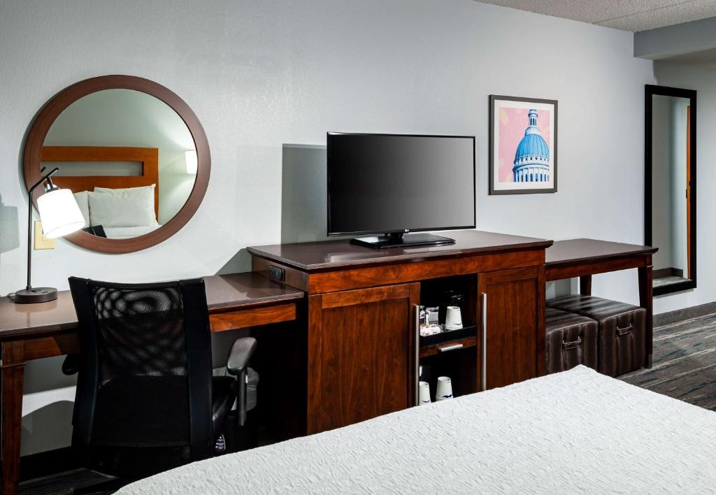 Hampton Inn & Suites St. Louis at Forest Park - 