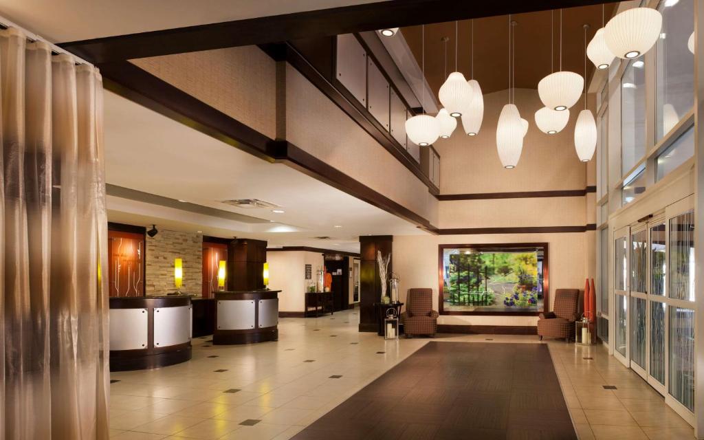a lobby of a hotel with a large lobby at Hilton Garden Inn Austin Downtown-Convention Center in Austin