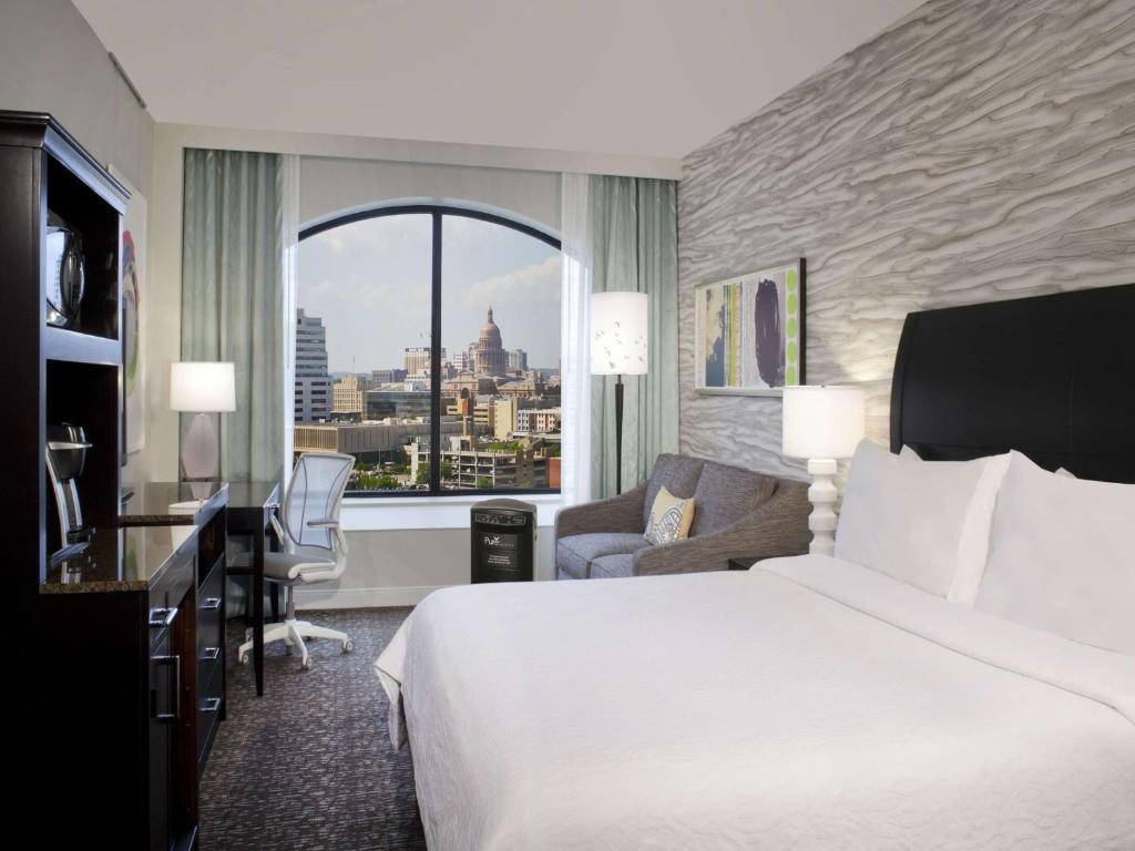 オースティンにあるHilton Garden Inn Austin Downtown-Convention Centerの大きなベッドと窓のあるホテルの部屋