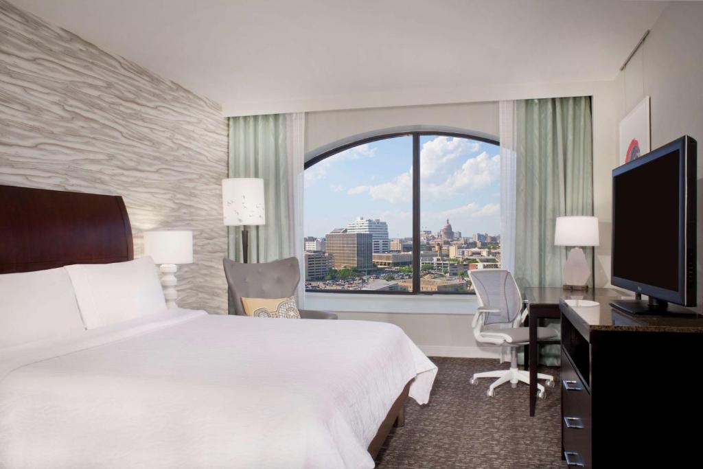 Hilton Garden Inn Austin Downtown-Convention Centerにあるベッド